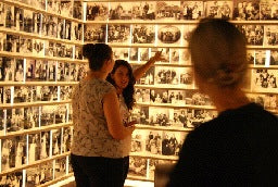 Museumsprojekt Neu ins Stuttgart. Zwei Teilnehmerinnen sprechen mit Künstlerin